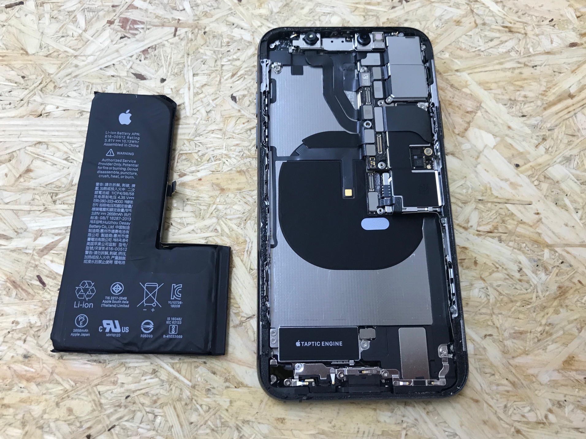 Iphone Xsのバッテリーが膨らんでしまい 画面が浮いてしまっている状態でお持ち頂きました Iphone アイフォン Ipad アイパッド 修理クイック千葉成田店 成田駅前